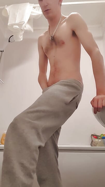 Cute Twink Uzyskiwanie nago do kąpieli i przebudzenie Masywny kutas