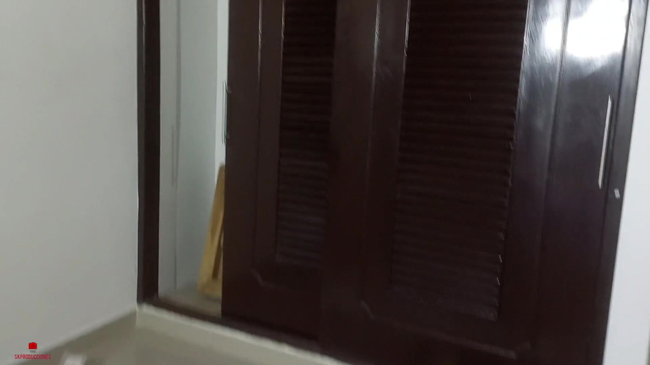 無邪気な顔をした義理の妹は、私に素晴らしいオーラルをさせてほしいと頼みます