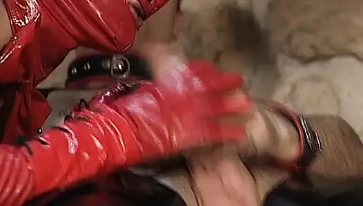 Threesome anal yang intens dengan cewek Jerman dan pelacur bertopeng