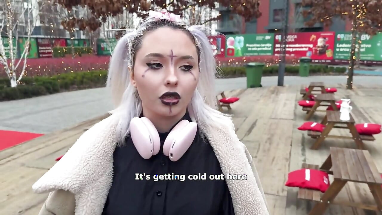 Esnek altushka enerji içeceğini emdi ve çılgın pozisyonlarda creampie ile anal seks yaptı