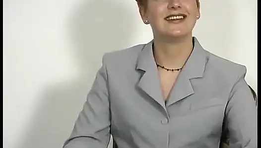 Rothaariges schätzchen spielt und reibt beim casting ihre muschi