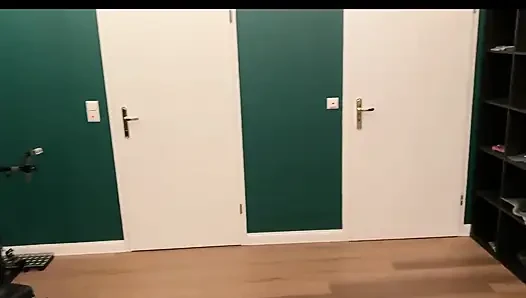 Baskın hatunlar ve itaatkar adamla ateşli fetiş seansı