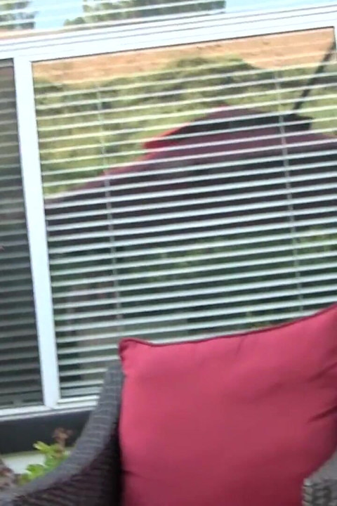 18 سنة حصلت على ديوث وإصبعين في طيزها