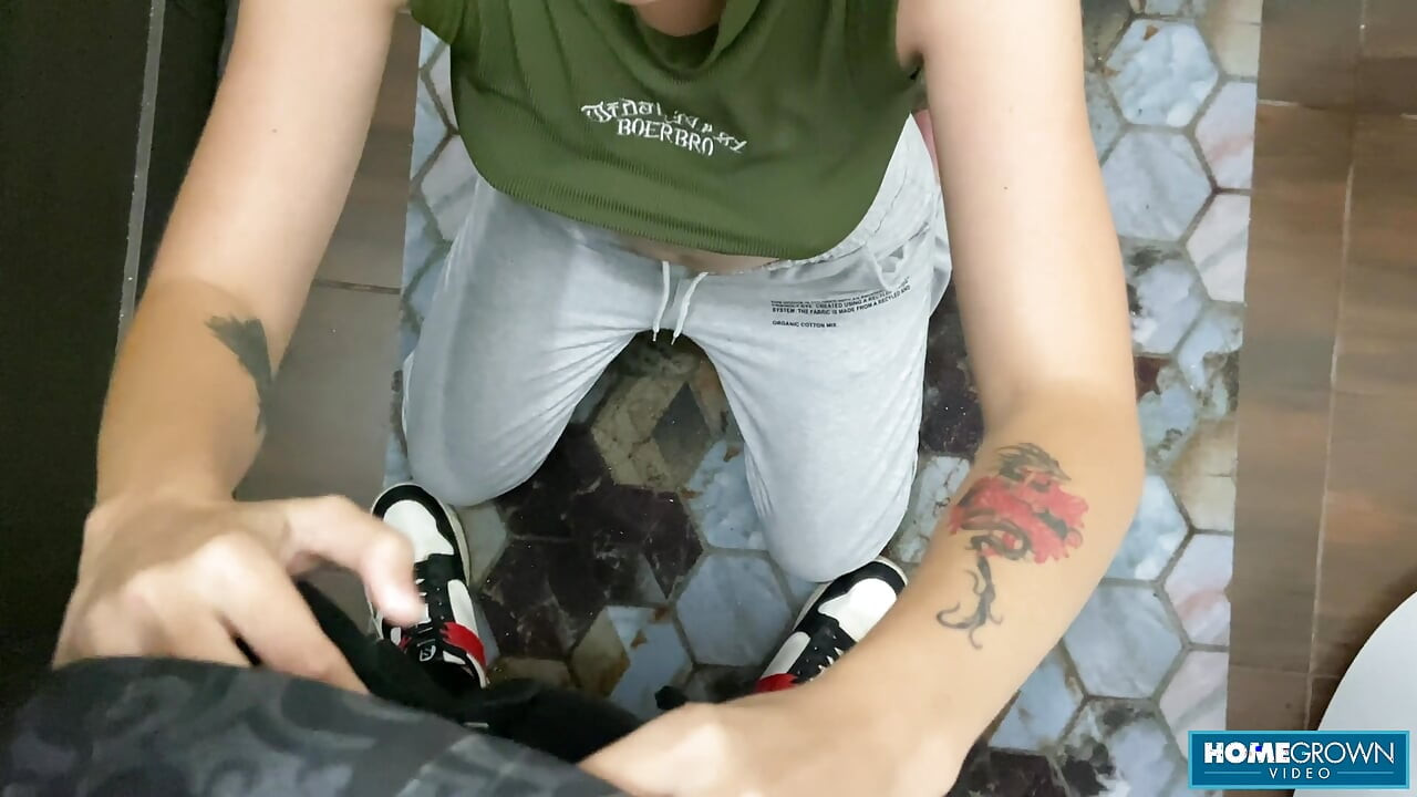 Σέξι ζευγάρι μετατρέπει την περιήγησή του στο κτίριο σε ένα καυτό πείραγμα στην ταράτσα