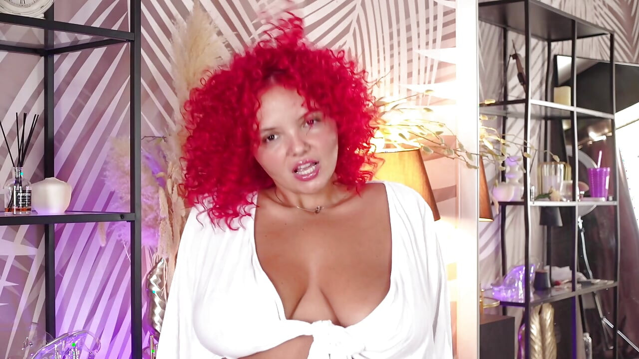Celeste Bailey szexi tanga show-t ad