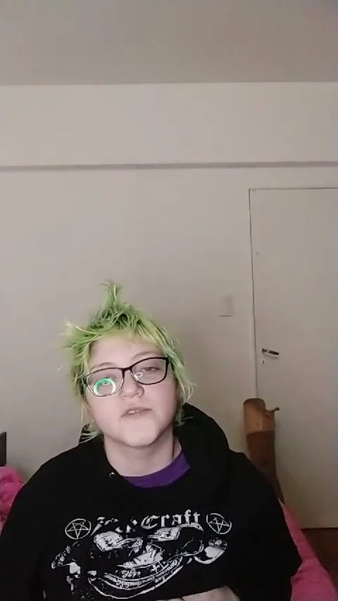 Double amputee masturbates screaming for cock!