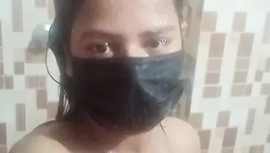 Priya si gadis hot priya lagi asik mandi berhijab dan pamer toket dan memeknya di kamar mandi sama ibumu