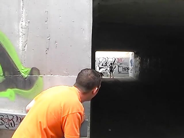 Chica sexy follando en una carretera