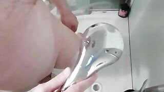 Masturbazione davanti alla doccia rilassata