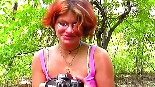 Reife rothaarige MILf nimmt gesichtsbesamung im freien