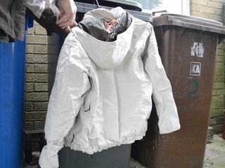 Наполняя капюшон в белой куртке