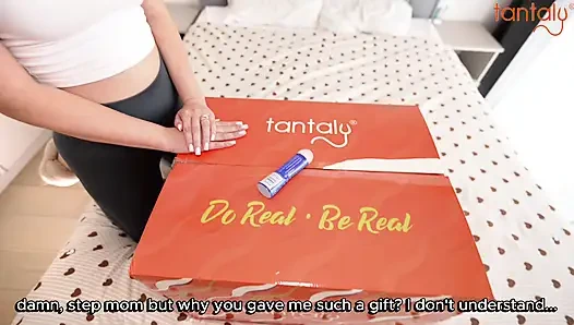 Üvey annem bana vücudunu ve tantaly bebeğini üçlü grup seks için hediye etti!