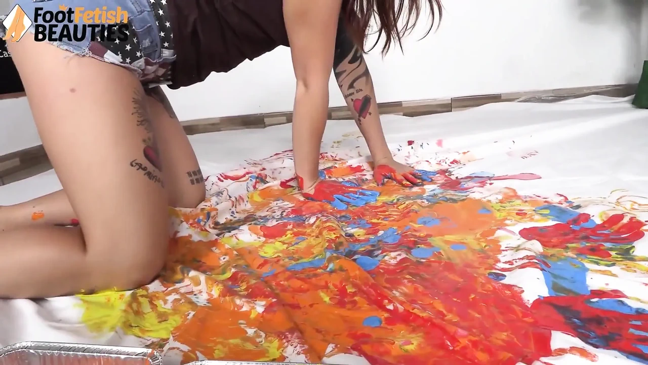 Brünette Diva streicht ihre Füße und Hände mit Farbe, um eine preisgekrönte Kunst zu schaffen