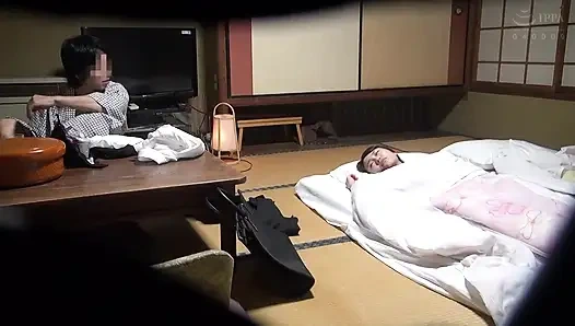 Campur aduk dengan pesanan kamar, berakhir berbagi kamar dengan rekanku yang sibuk. - Merangkak malam! 2-3