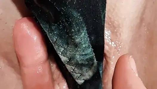 Sie spielt mit ihrem kitzler