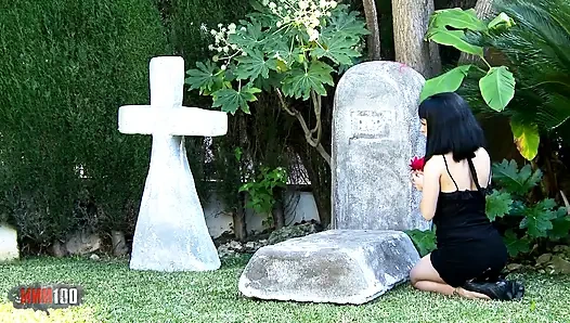 Junge latina-witwe auf dem grab des ehemanns gefickt