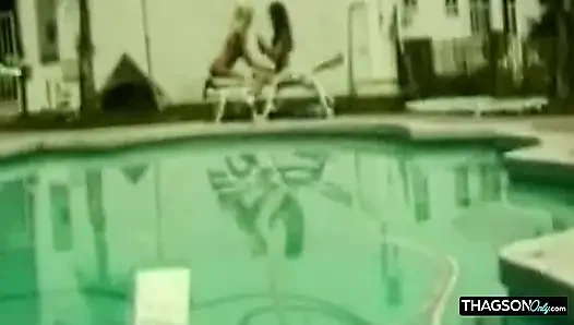 Olgun sarışın hatun açık havada anal sekste genişliyor