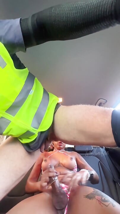 Am primit ajutor de la angajatul benzinăriei și am răspuns diferit. Am făcut sex în mașină