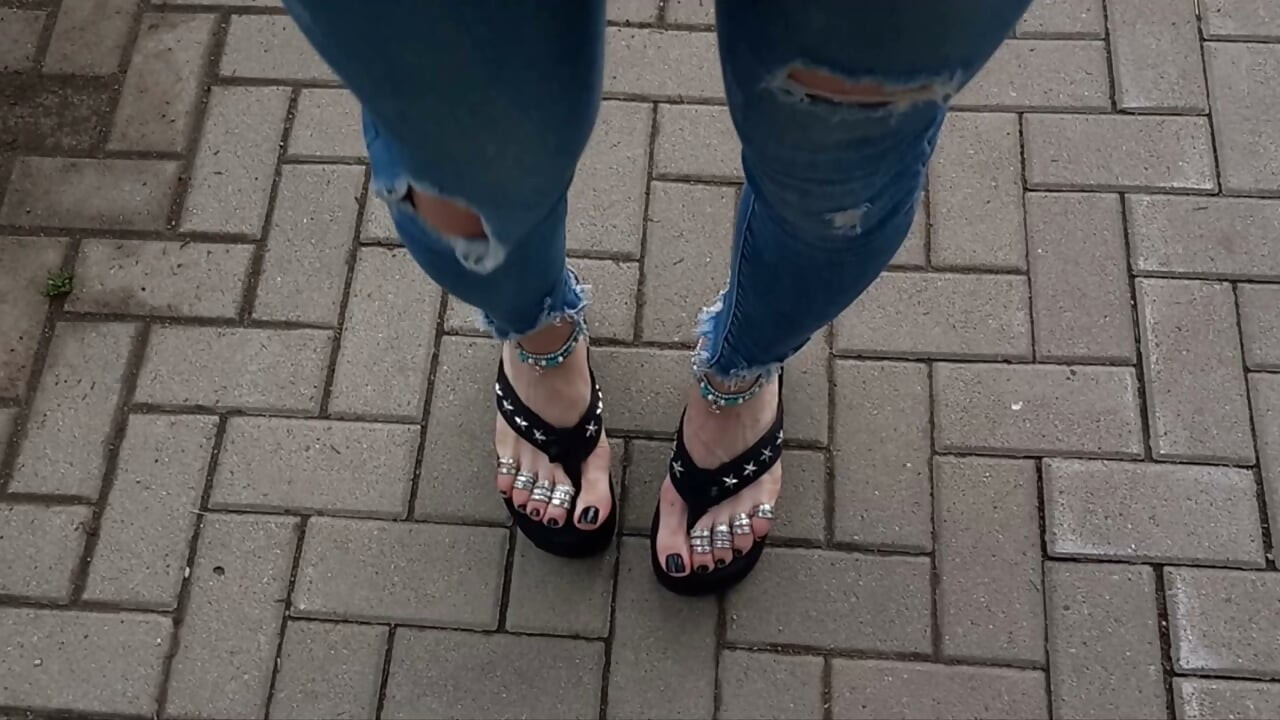 Sexy feet in black platforms, toe rings & anklets + ripped jeans