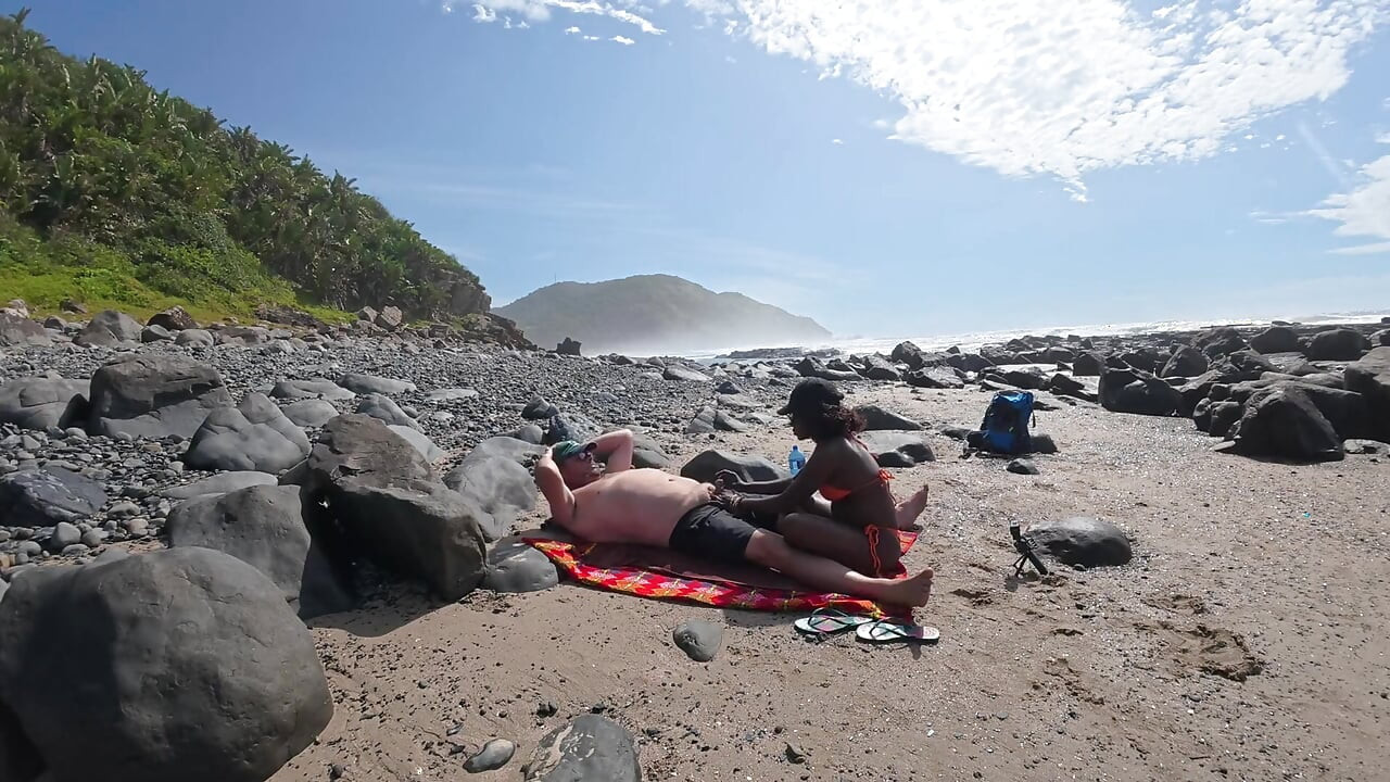 Mất giữa thủy triều và nhau -horny gỗ mun milf cưỡi người yêu của cô ấy