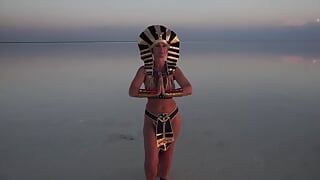 エジプトのドレススタイルでエルトンソルトレイクによって半裸で歩く
