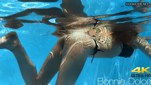 Najgorętsza drobna najmocniejsza laska Bonnie Dolce pod wodą