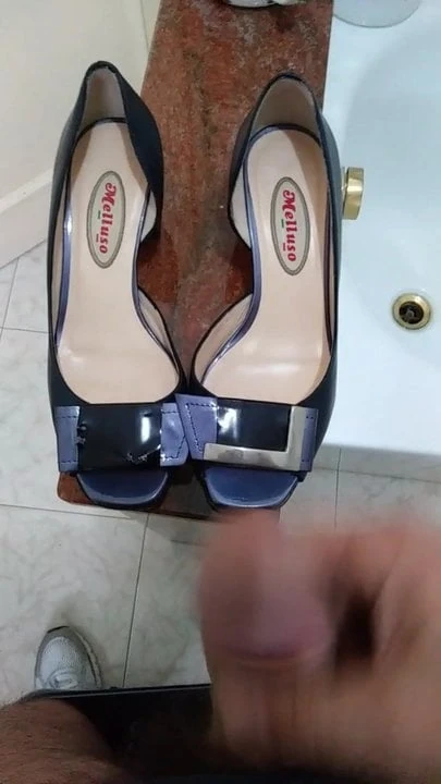 Cumshot on little peep toes square low heels. Yum