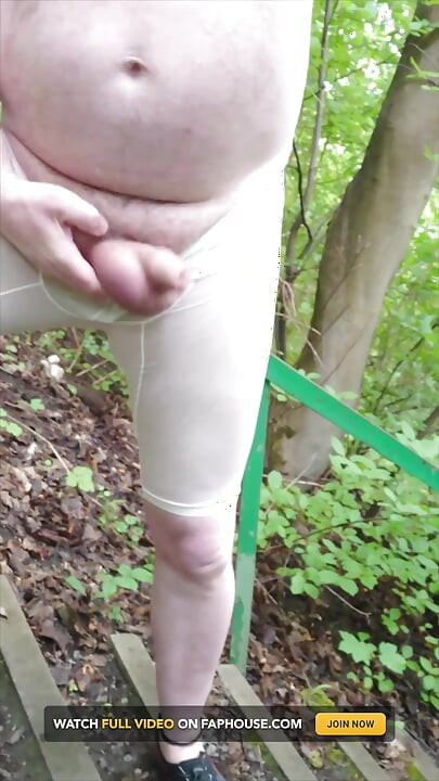 Quente frivolous forest walk em shorts transparentes