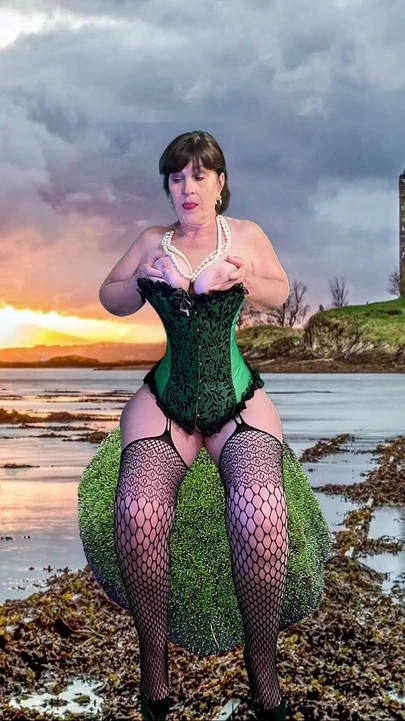 A Granny Highlander’s Foreplay & Dildo Fucking
