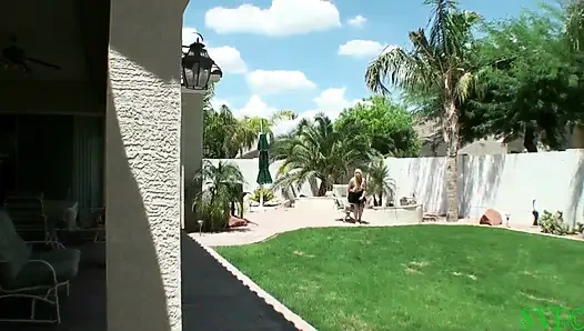 Ibu mertua rambut pirang lagi asik merokok dan ngentot kontol