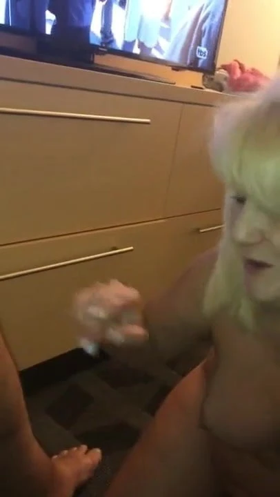 Blonde Granny takes her teeth ou for this BJ