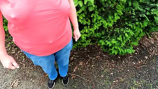Nackte Brüste schlagen in Jeans