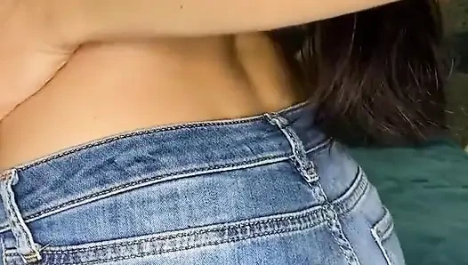 Necken in engen bluejeans