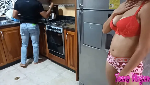 Ele pega a meia-irmã gostosa com peitos enormes na cozinha e eu consigo transar com ela bem