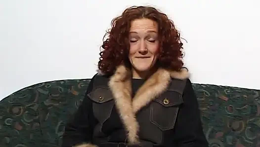 Sevimli kızıl saçlı kız aşk deliğini parmaklıyor