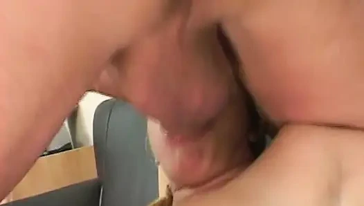 Cewek hot rambut pirang ini di-fingering dan dientot habis-habisan di sofa