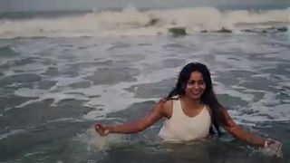 Bhanu in un servizio fotografico caldo sulla spiaggia