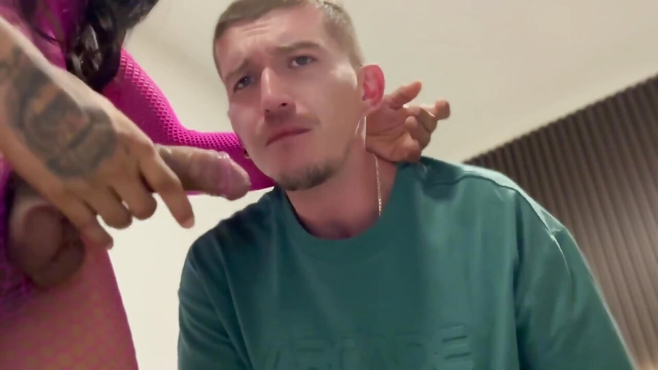 Trans bir dildo ile poposunu seviyor, sonra sen adamın poposunu sikiyorsun ve onu sütle dolduruyorsun