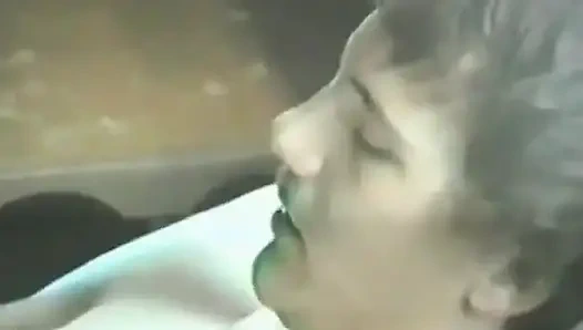 Два мужика по очереди принимают это на блондинку с маленькими сиськами