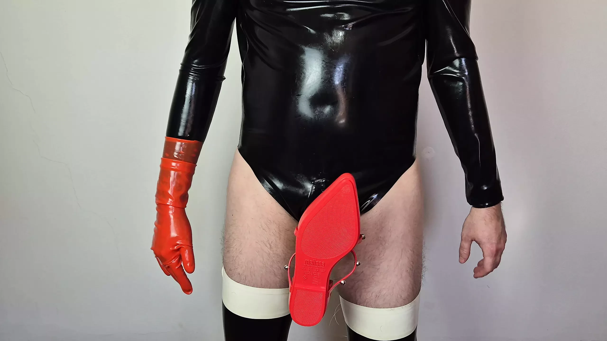 Scopata di scarpe con tacchi alti - Femboy fa sesso con le sue scarpe di plastica che indossa abiti sissy in lattice - masturbazione con le scarpe