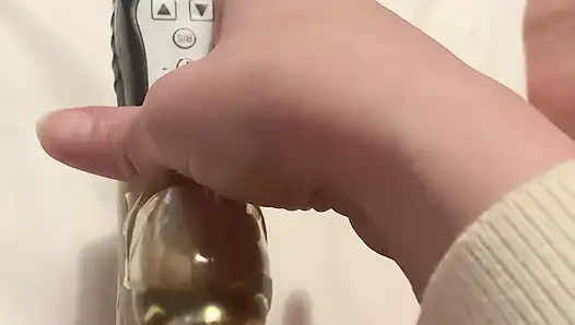 Orta yaşlı seksi kadın sert boşalıyor ve oyuncağının üzerinde yüksek sesle inliyor