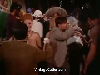 Vintage - baile en topless en una fiesta de disfraces (28-10-1962)
