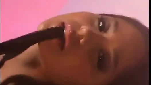 Cowok beruntung memek sempit pelacur ini dijilat dan dihabisin di ranjang