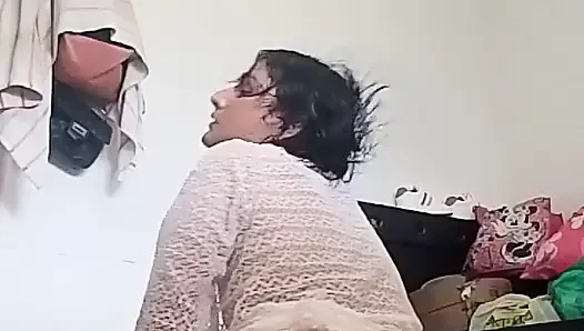 Güzel Femboy Çıplak Yürüyor ve Evinin Her Yerinde Mum Alıyor, Penisiyle Oynuyor ve Anüsüyle Mastürbasyon Yapıyor