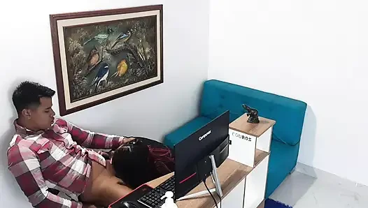 Sekreter ve patron ofislerinde ağda yapıyor