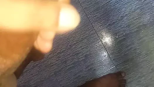 Tamil adam elle muamele yapmaktan zevk alıyor