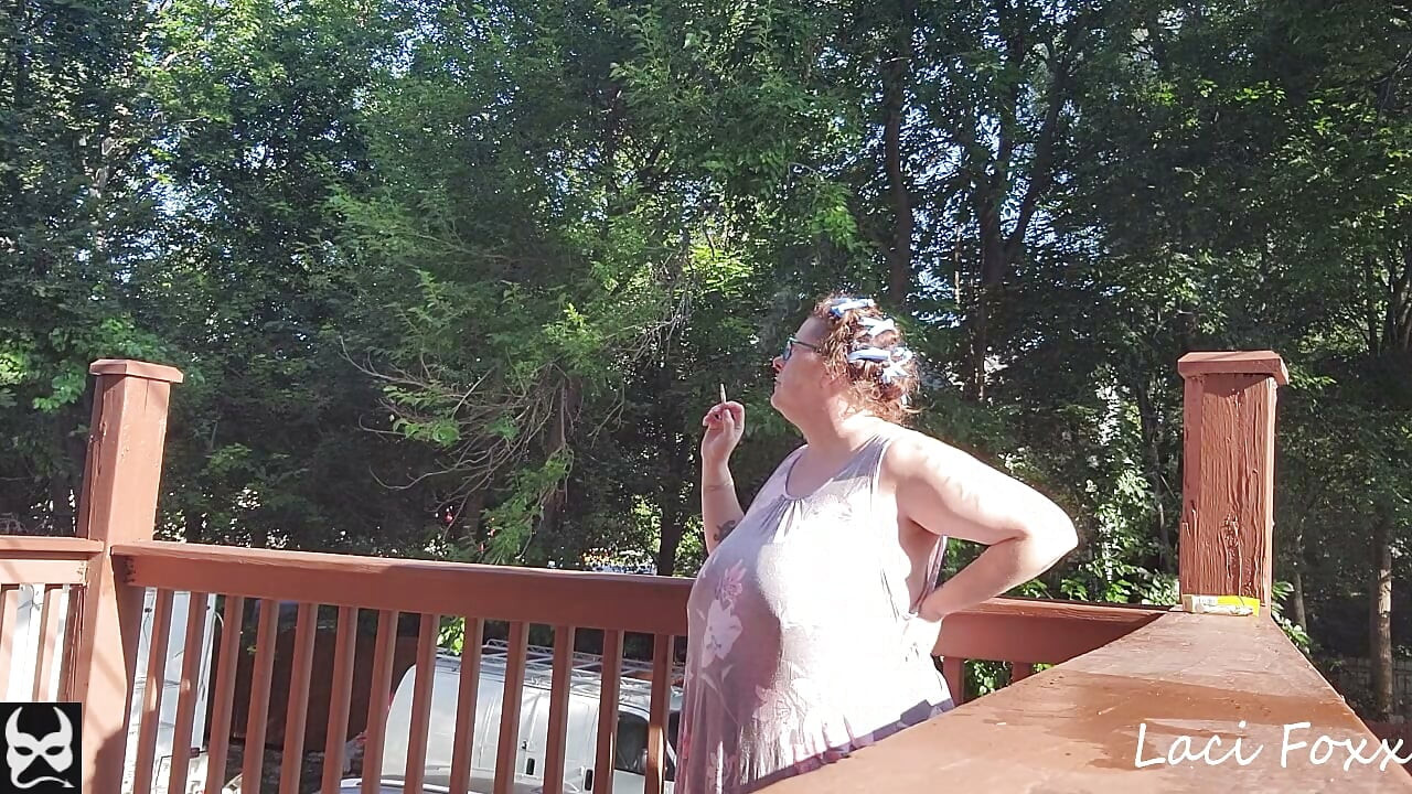 Ma's Smokin  în bigudiuri