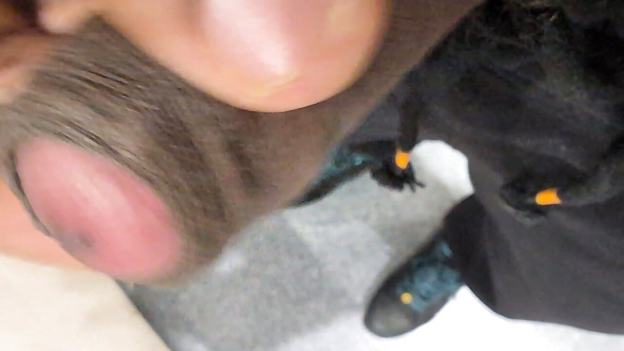 श्रीलंकाई लड़का आईने के सामने हस्तमैथुन कर रहा है