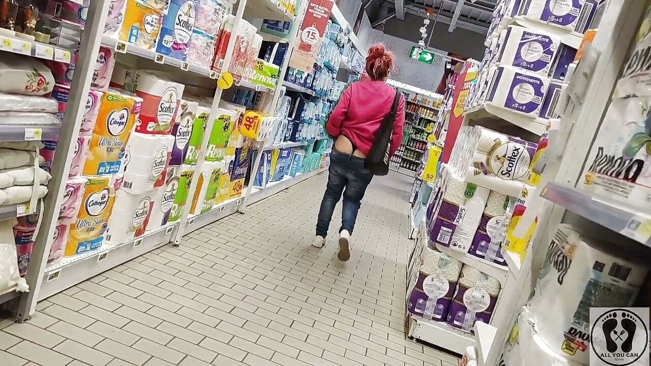Crazy Rebeca Addams in jeans Buttcrack im Supermarkt