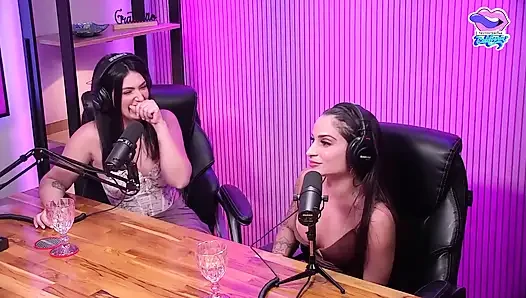 Sevimli iri güzel kadın ve kız arkadaşları fahişelik edepsizce konuşuyor